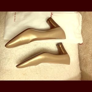 Salvatore Ferragaamo light gold size 7b shoes